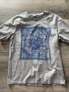 Levi's Gray Short-Sleeve Tee with Blue Bandana Graphic